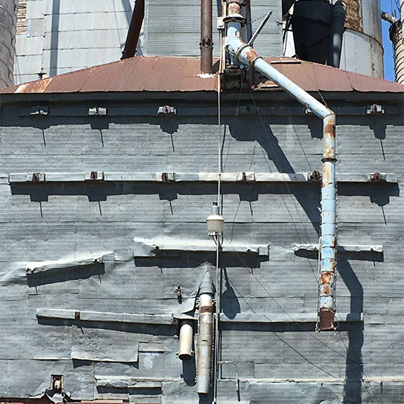 bldg-by-grain-elevator-0611